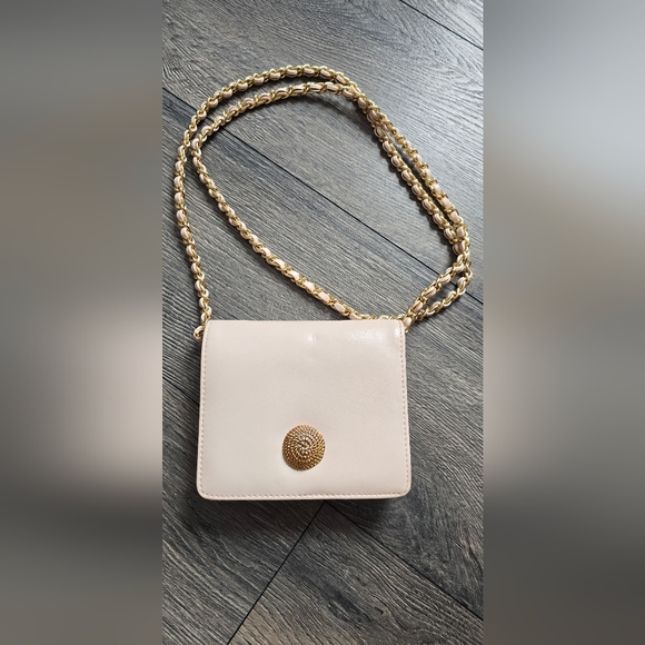 Vintage Timeless Monet Cream Crossbody Gold Chain Link Gold Emblem Statement Bag - Picture 2 of 11